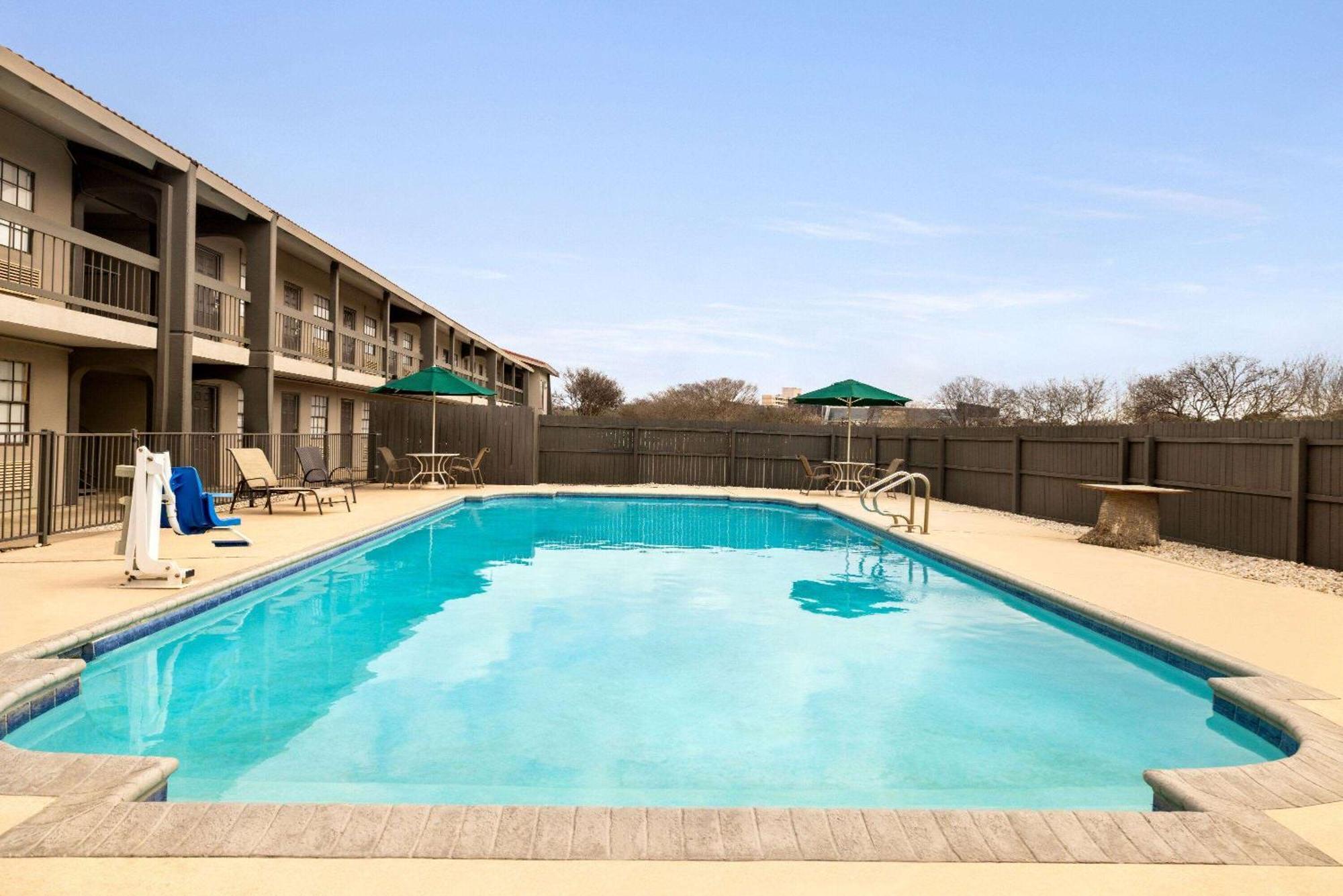 La Quinta Inn By Wyndham San Antonio Lackland Exteriér fotografie